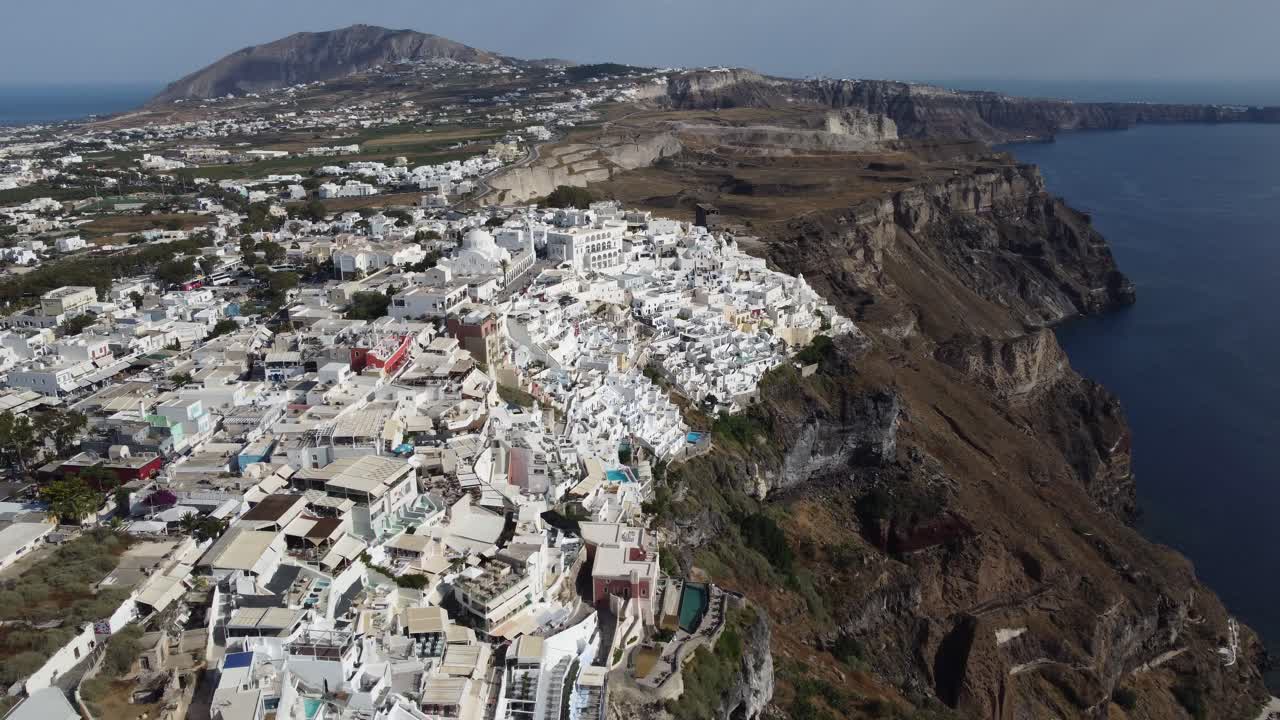 mirando sobre los acantilados en thira, santorini