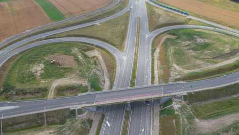 通過農村田地延伸的空白高速公路交叉路口的空中景色