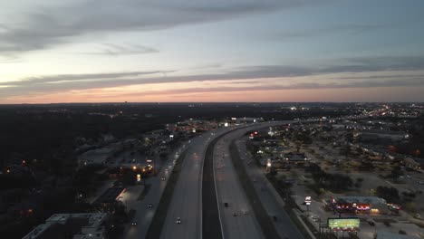 Autopista-De-La-Ciudad-Concurrida-Al-Atardecer-Con-Dron-4k