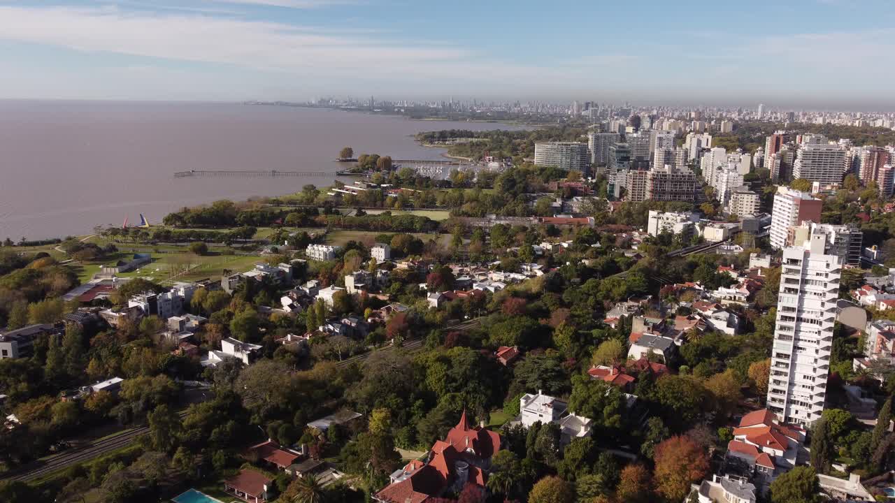 imágenes de drones sobrevolando las casas y parques entre la costa y vicente lópez en la zona residencial de san isidro en buenos aires