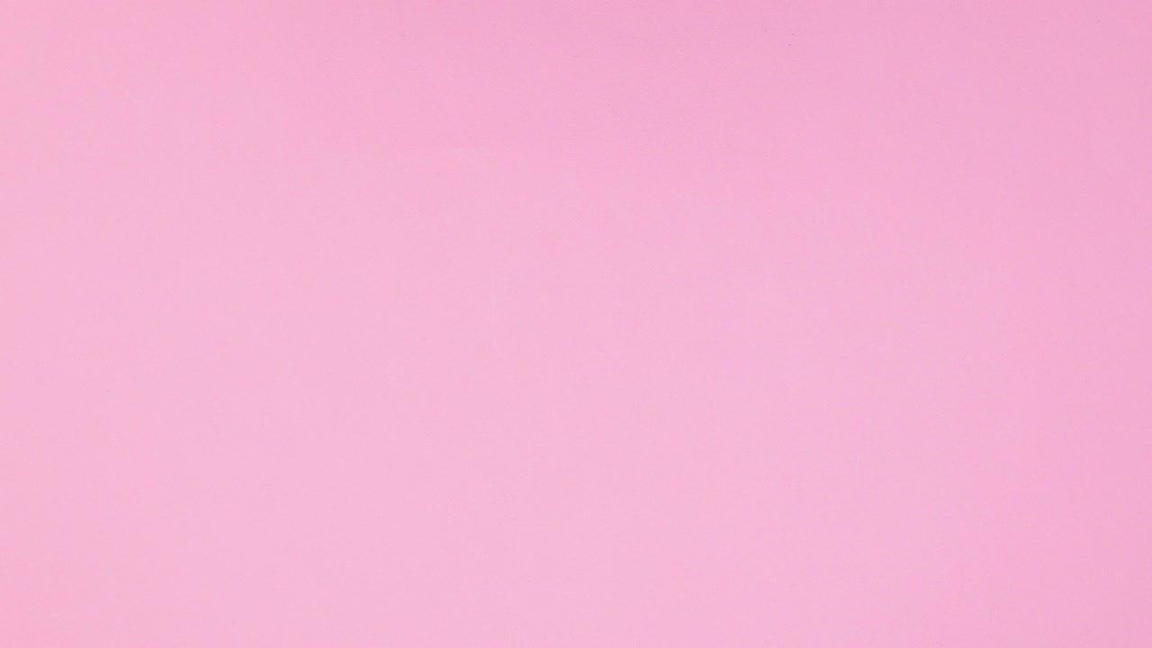 la decoración de halloween aparece en el lado izquierdo del tema rosa.