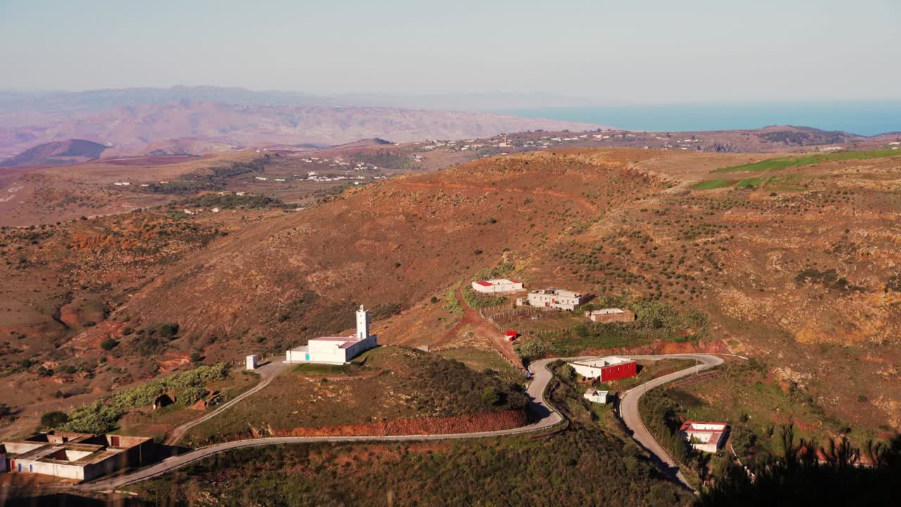 vista de una mezquita y una zona forestal en el norte de marruecos, áfrica