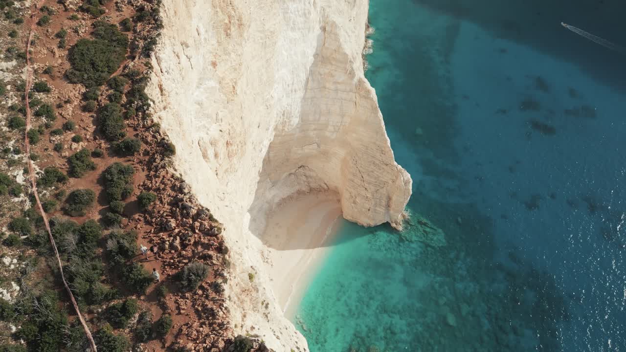 vista panorámica de la playa rocosa de navagio o la playa de los naufragios