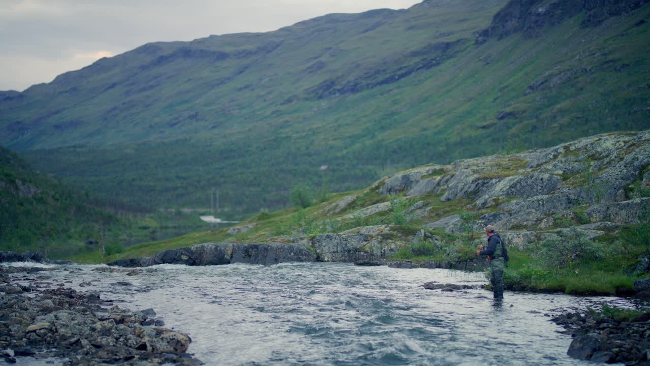 스웨덴 의 초록색 산 들 근처 의 하천 에서 파리 를 잡고 있는 사람, 넓은 시야