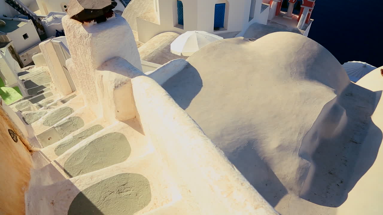 inclínate hacia una iglesia ortodoxa griega en la isla griega de santorini