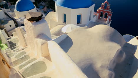 Kippen-Sie-Zu-Einer-Griechisch-orthodoxen-Kirche-Auf-Der-Griechischen-Insel-Santorin