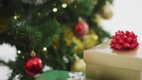 video de árbol de navidad decorado con regalos en fondo blanco