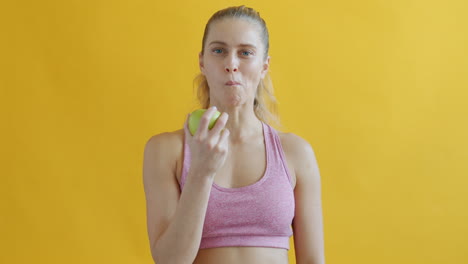 mujer comiendo una manzana