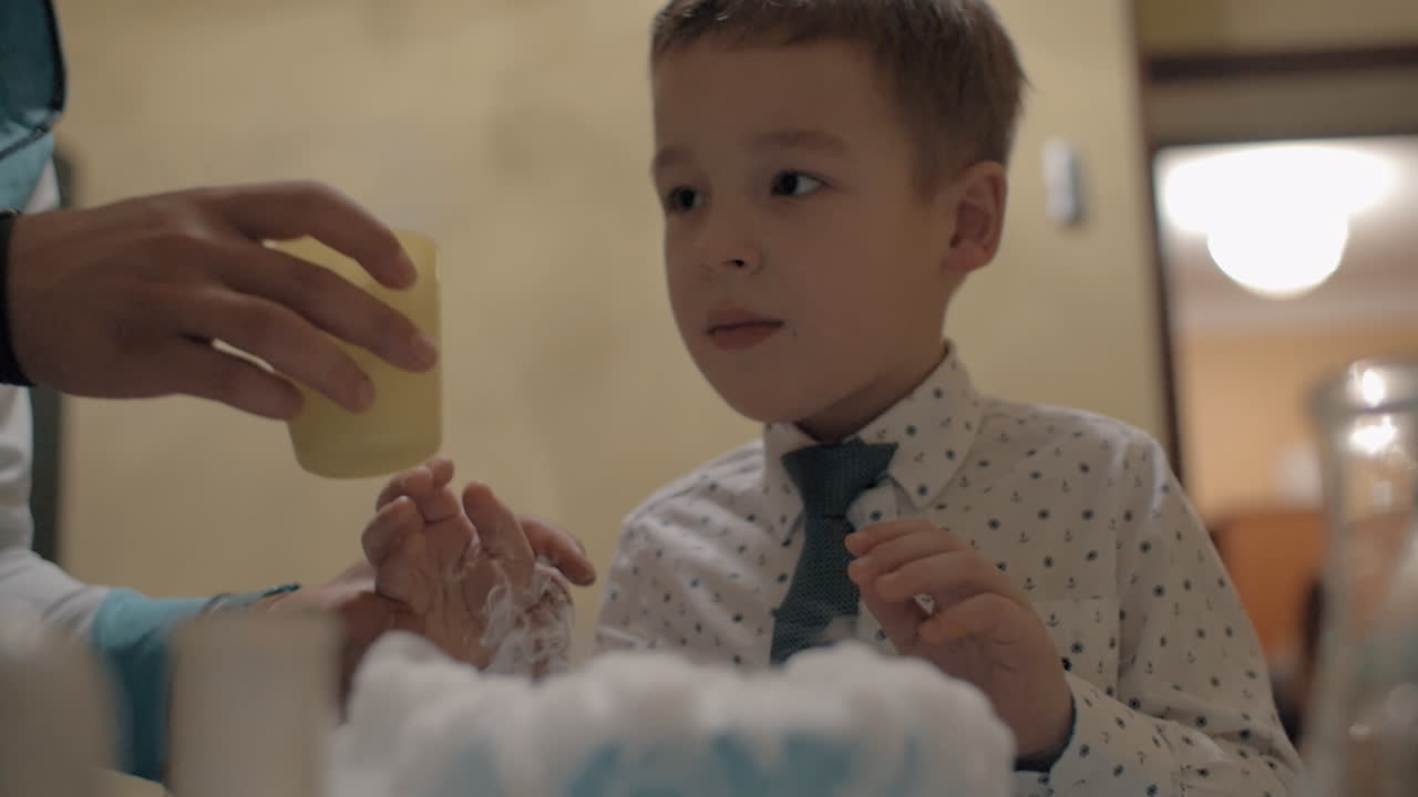Chlapec sledující reakci suchého ledu a kapalného dusíku. Zábava s chemií