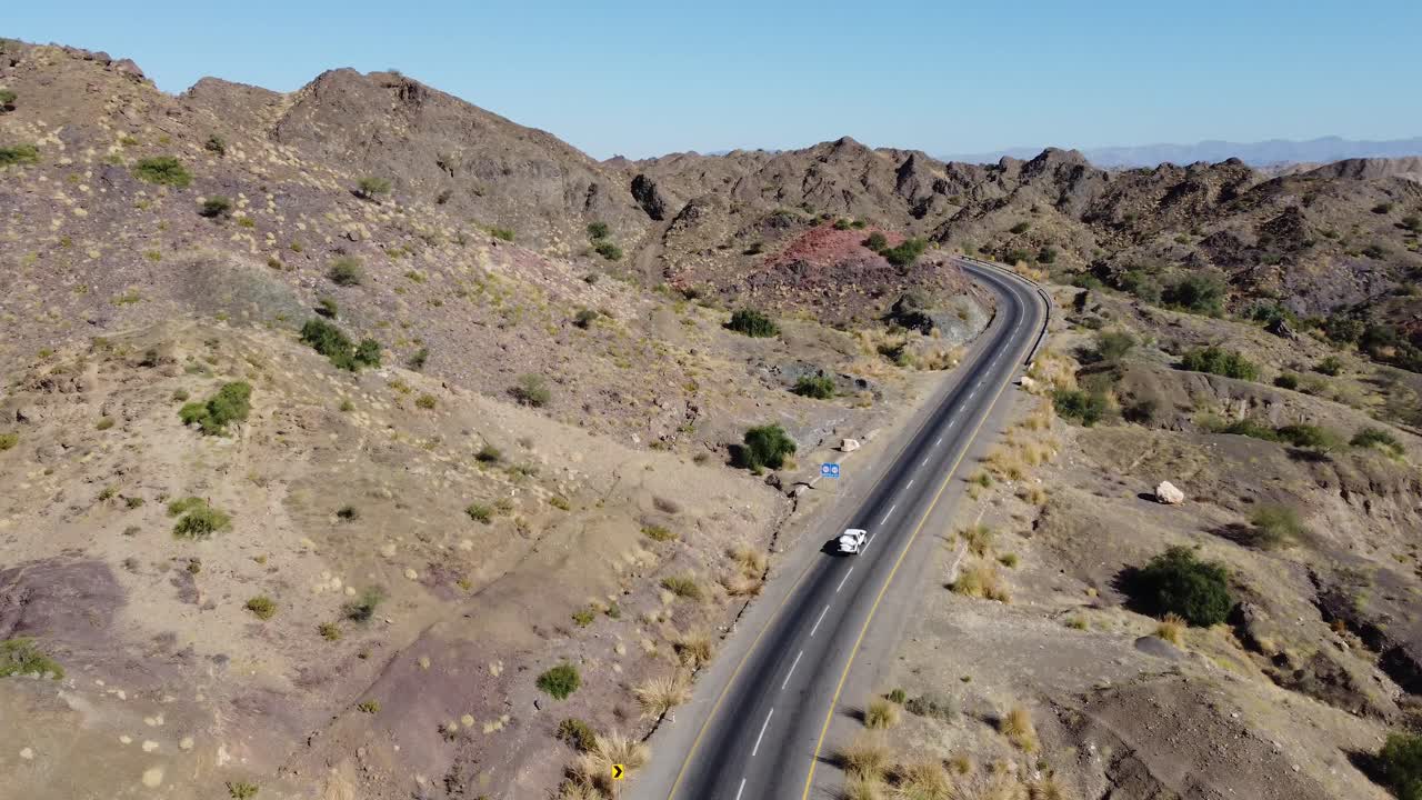 발루치스탄을 통과하는 구불구불한 rcd 도로를 따라 운전하는 차량의 조감도