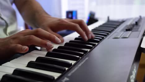 toma de detalle de los dedos del pianista
