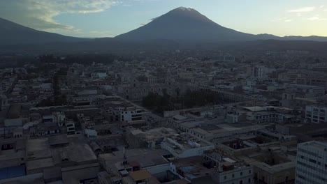 Toma-Aérea-4k-De-Arequipa,-Perú