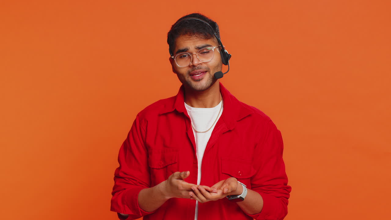 Indianer, freiberuflicher Mitarbeiter im Headset-Callcenter, Support-Dienstleister, Helpline-Betreiber, unterhält sich