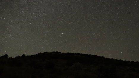 Zeitraffer-In-Der-Sternennacht-Während-Des-Perseiden-Meteorschauers-Am-13.-August-2023