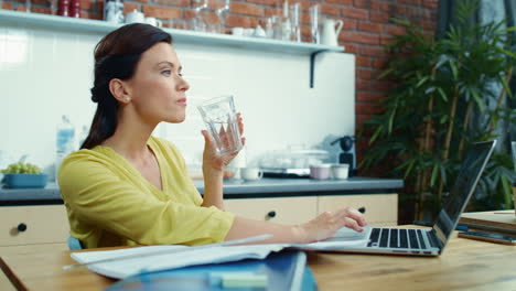 Feliz-Empresaria-Recibiendo-Buenas-Noticias-En-La-Computadora-Portátil.-Chica-Emocionada-Aplaudiendo.