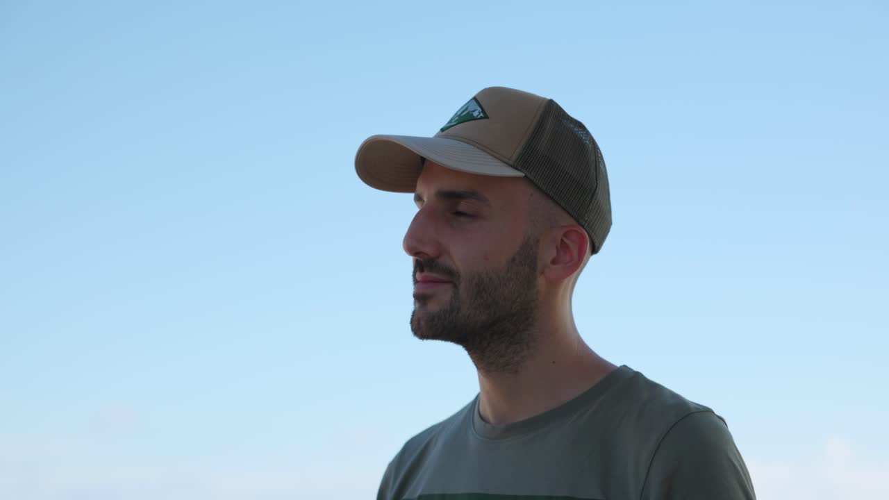 새로운 mavic 3 pro를 조종하는 젊은이의 앞면, 클로즈업