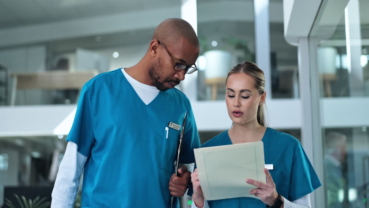 médicos que revisan los expedientes de los pacientes