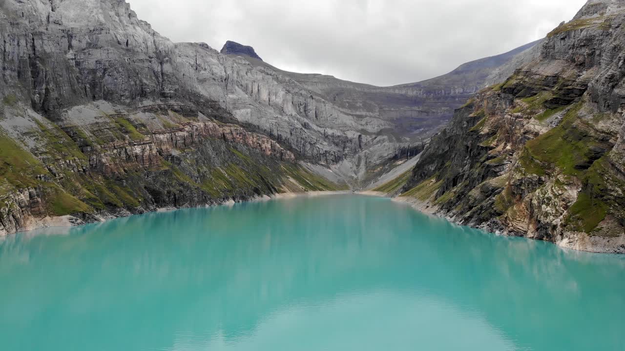 스위스 린탈 글라루스(linthal glarus)에 있는 림메르제 호수(limmernsee lake)와 수력발전 댐 위를 비행하며 절벽으로 가득한 풍경이 청록색 바다를 반영하는 전망을 감상할 수 있습니다.