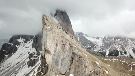 Vista-Aérea-De-Un-Misterioso-Pico-De-Montaña-En-Alemania