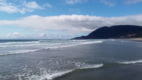 Fliegen-Sie-über-Wellen-Am-Strand