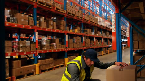 trabajador masculino comprobando una caja de cartón