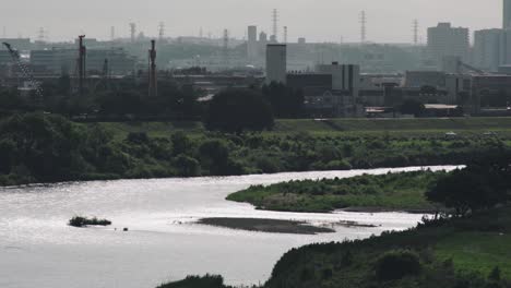 Das-Glitzernde-Wasser-Des-Flusses-Tamagawa-In-Tokio,-Japan---Wunderschöne-Naturkulisse---Breite-Aufnahme