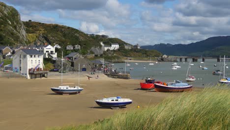 Barmouth,-Playa-Y-Puerto-Con-Puente-Ferroviario-En-El-Fondo,-Gales,-Reino-Unido,-Cámara-Estática-Versión-De-20-Segundos