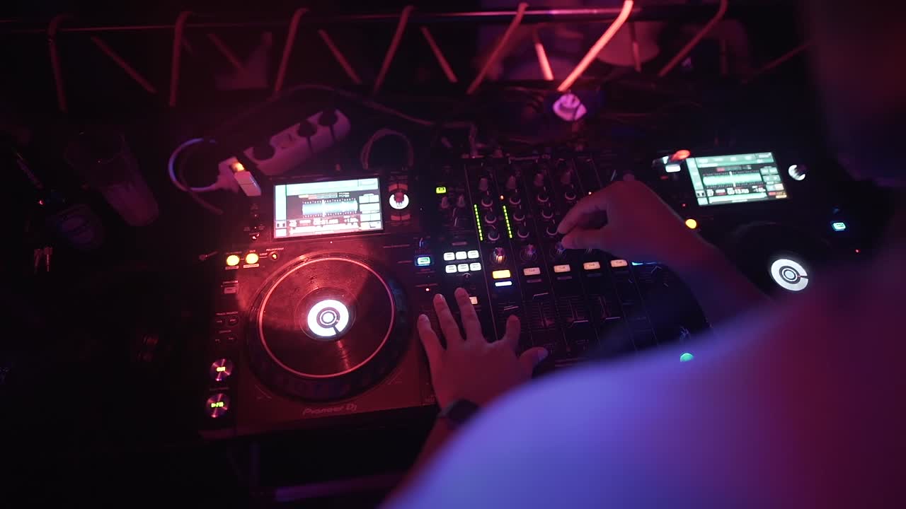 actuación de dj en un club nocturno