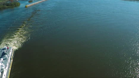 A-very-good-vista-aérea-of-a-large-coal-barge-going-up-the-Mississippi-Río-1