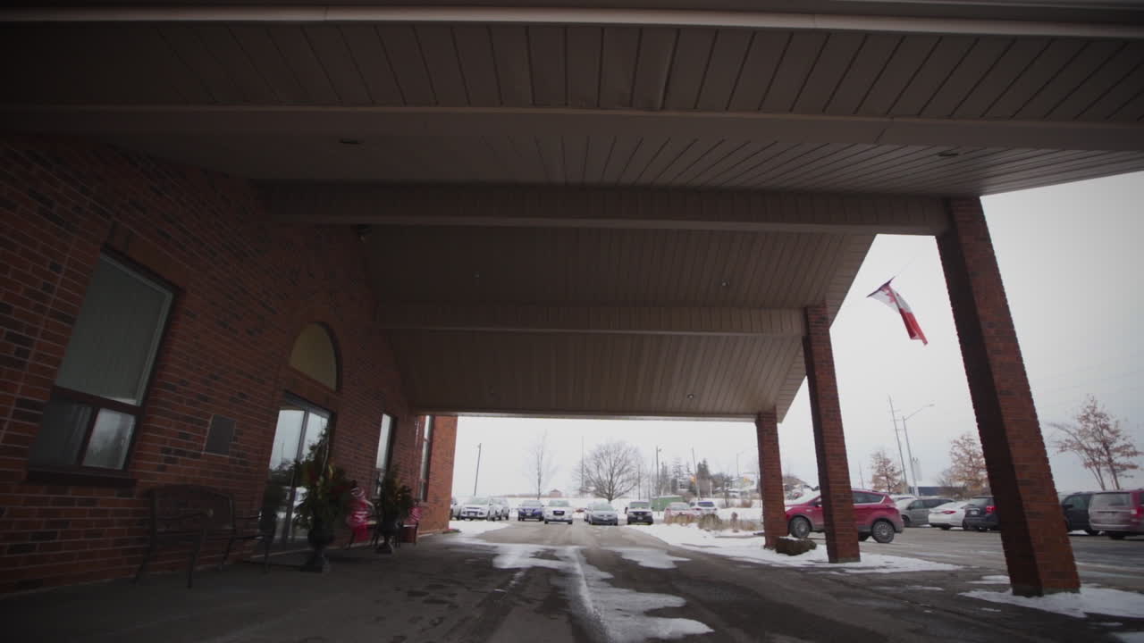 exterior de un antiguo centro comunitario en el campo