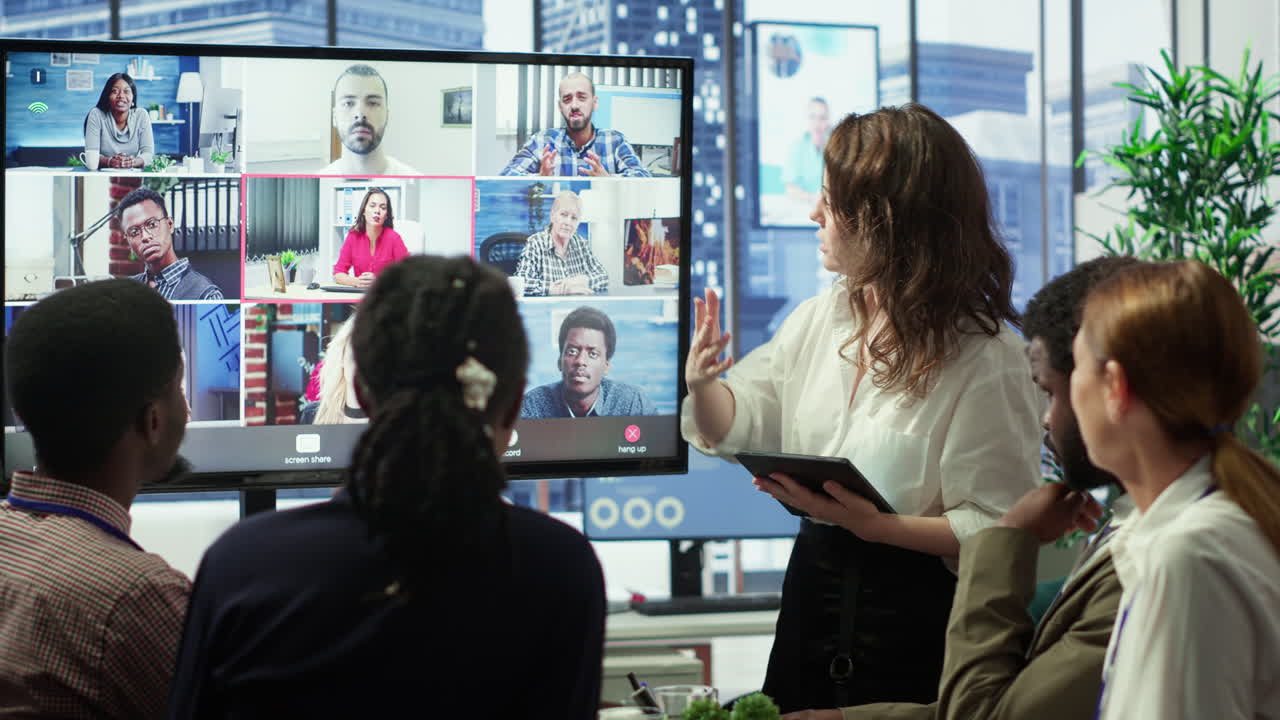 이사회에서 비즈니스 팀이 투자자 그룹과 비디오 통화 회의에 참석합니다.