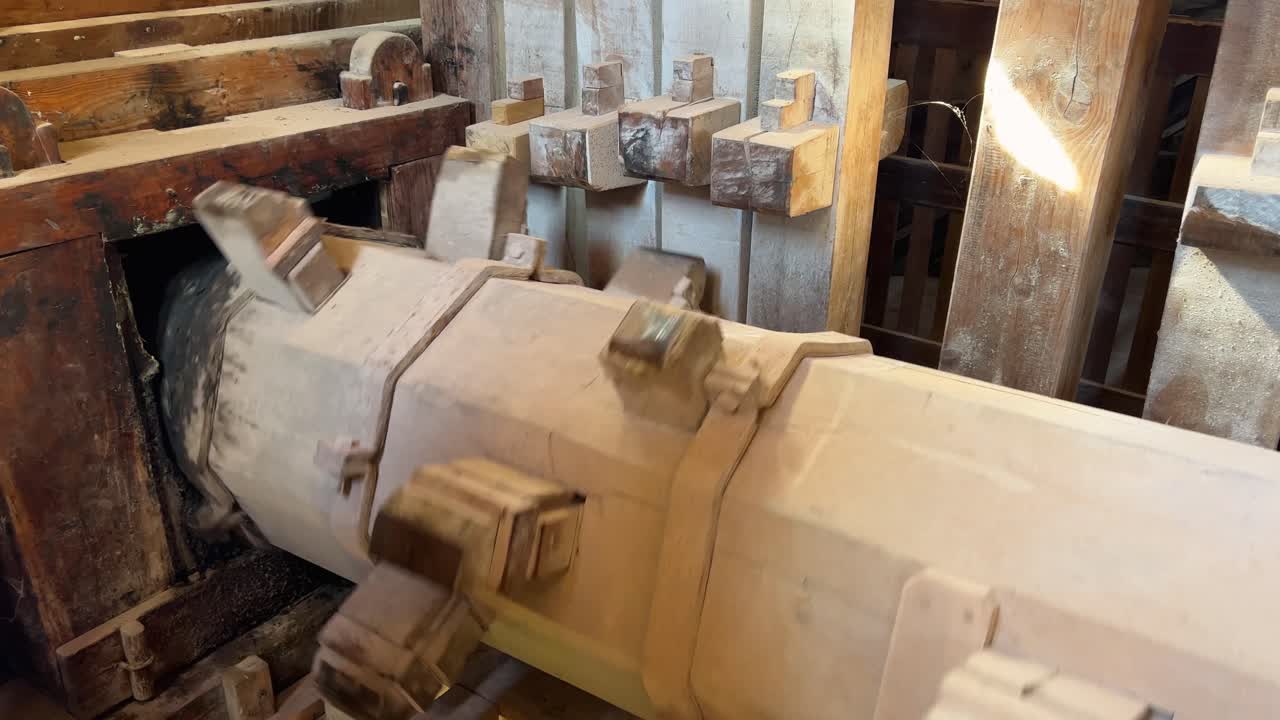 mecanismo giratorio dentro del molino de viento en el zaanse schans cerca de ámsterdam, de cerca, toma estática