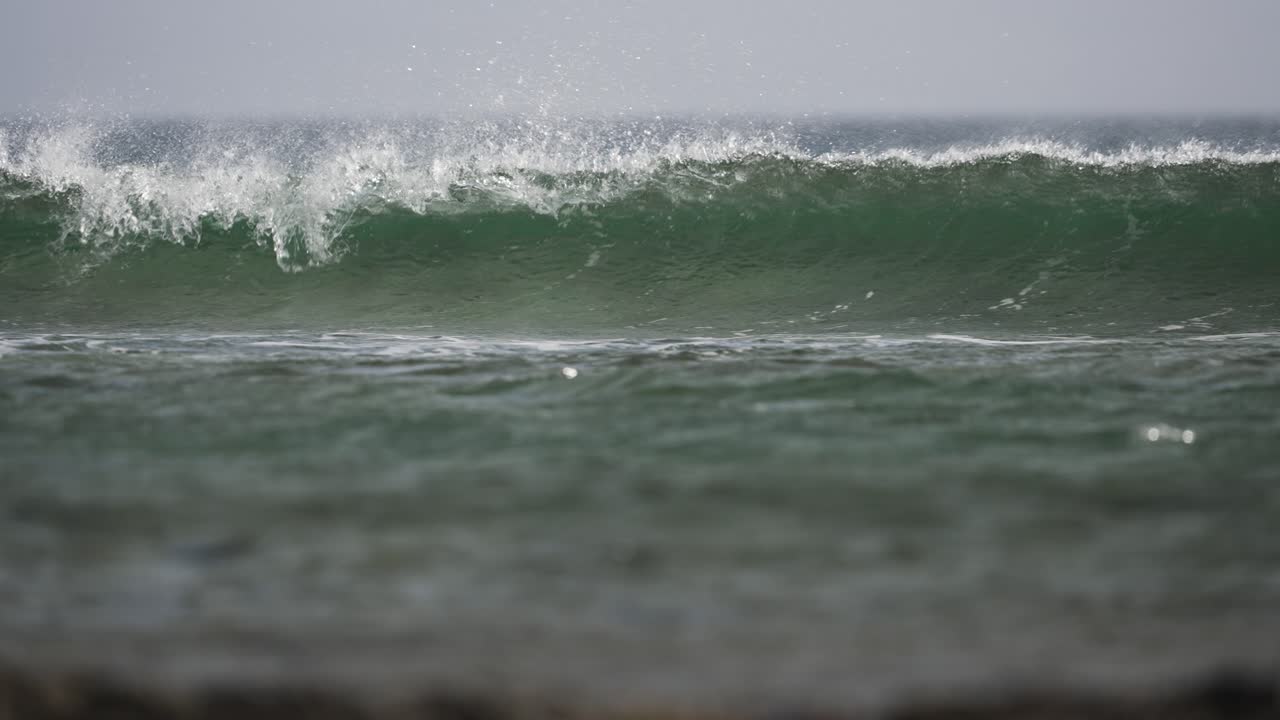 choques de olas, rizos sobre el agua del océano, la costa de las islas canarias