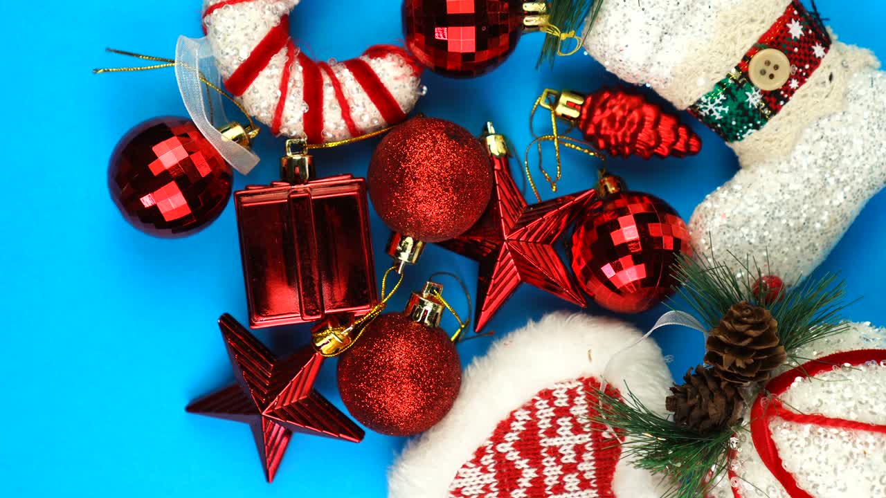 los juguetes de navidad giran en torno a la luz luminosa en el fondo azul. patrón de año nuevo.