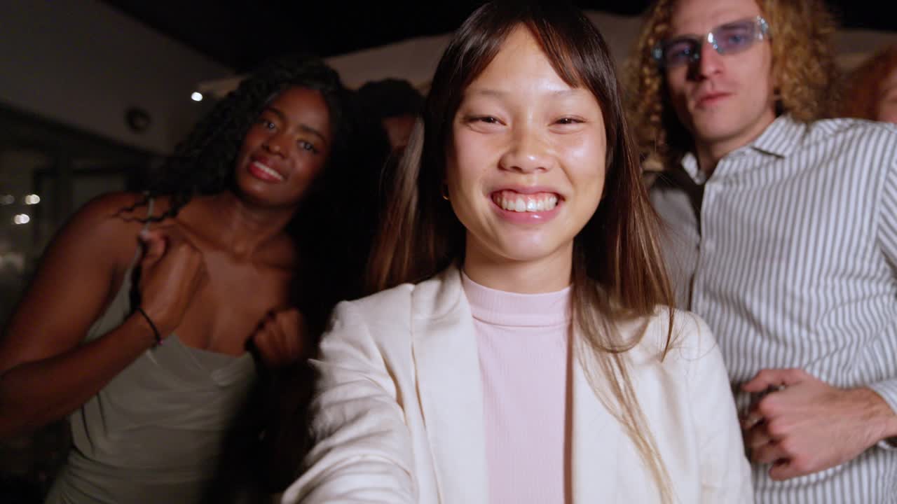 친구 들 이 파티 에서 재미 를 느끼고 있다