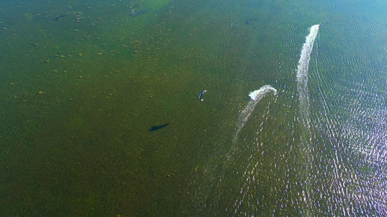 유명한 타 트레투, 산 조반니 수에르기우, 남부 사르데니아, 이탈리아에서 카이트 서핑의 공중 사진