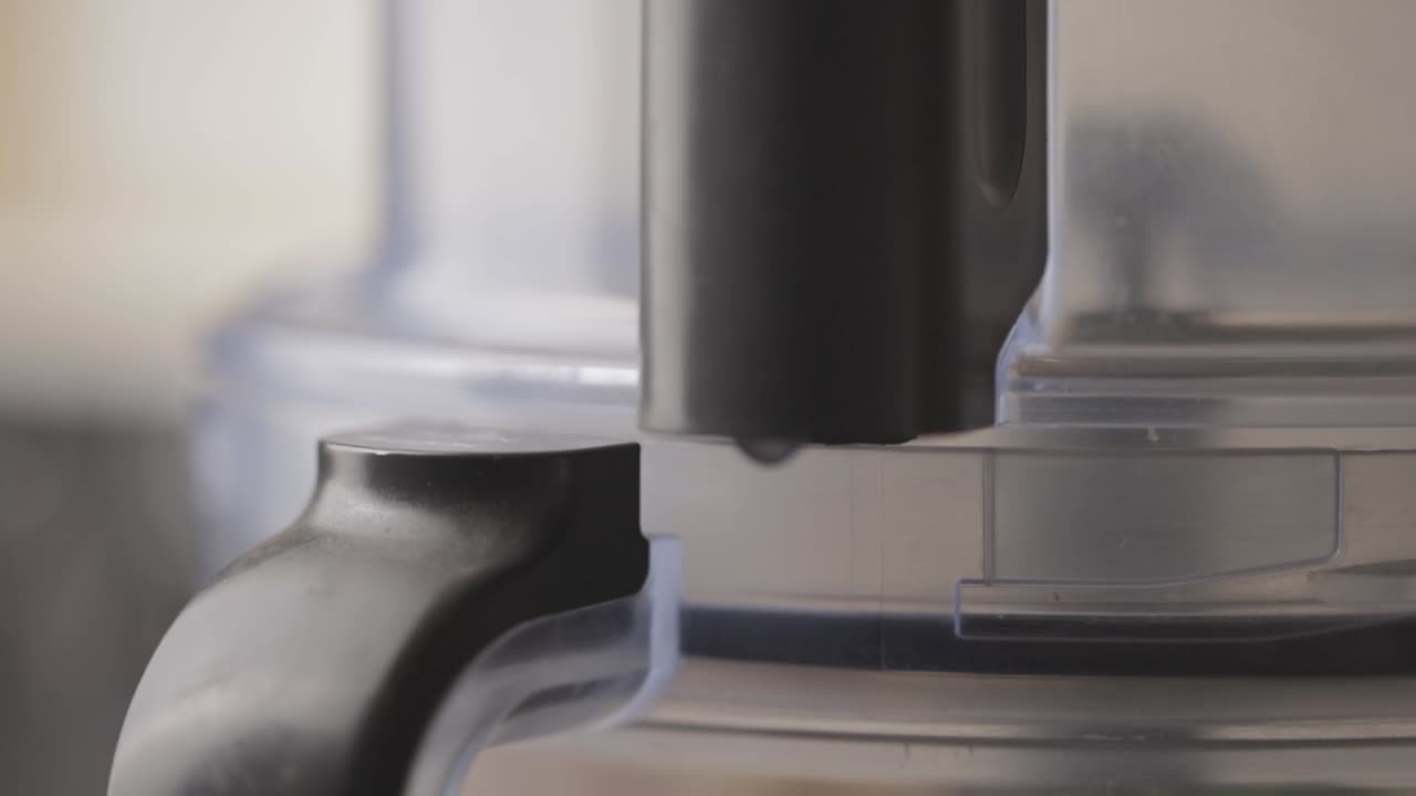 방적기에 블렌더 용기를 손으로 설치하십시오.