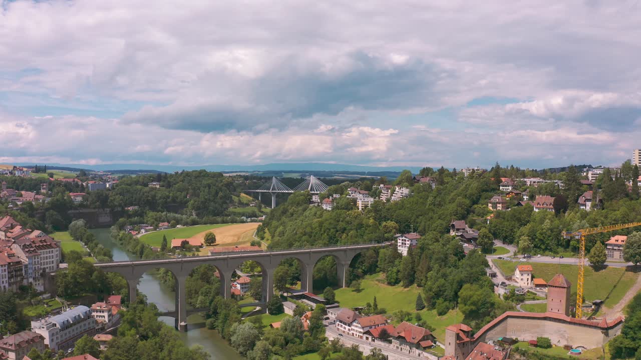 antena del encantador friburgo con puente zahringen cruzando el río saane en valle verde