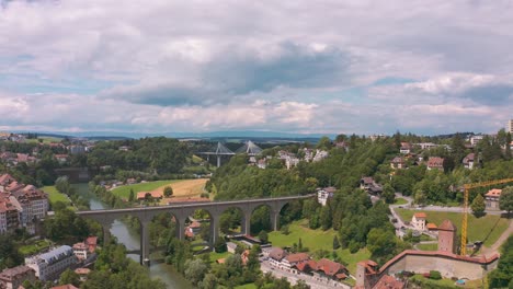 antena del encantador friburgo con puente zahringen cruzando el río saane en valle verde