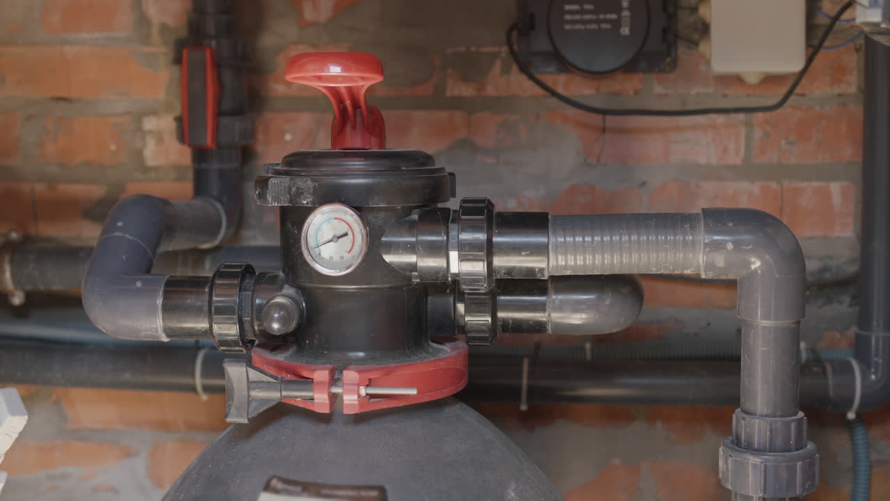 un hombre enciende el lavado del filtro en el sistema de purificación de agua. mantenimiento y cuidado de la piscina