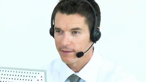 Geschäftsmann-Mit-Headset-Bei-Der-Arbeit-In-Einem-Callcenter