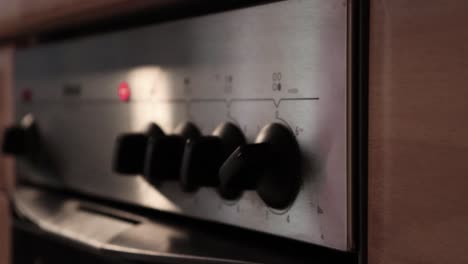 starting and closing the induction hob by rotating the button to the left and right