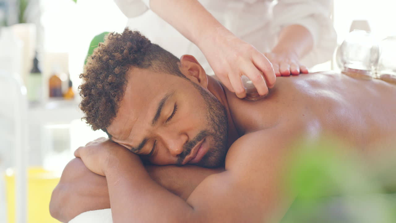 joven hombre relajado disfrutando de relajarse