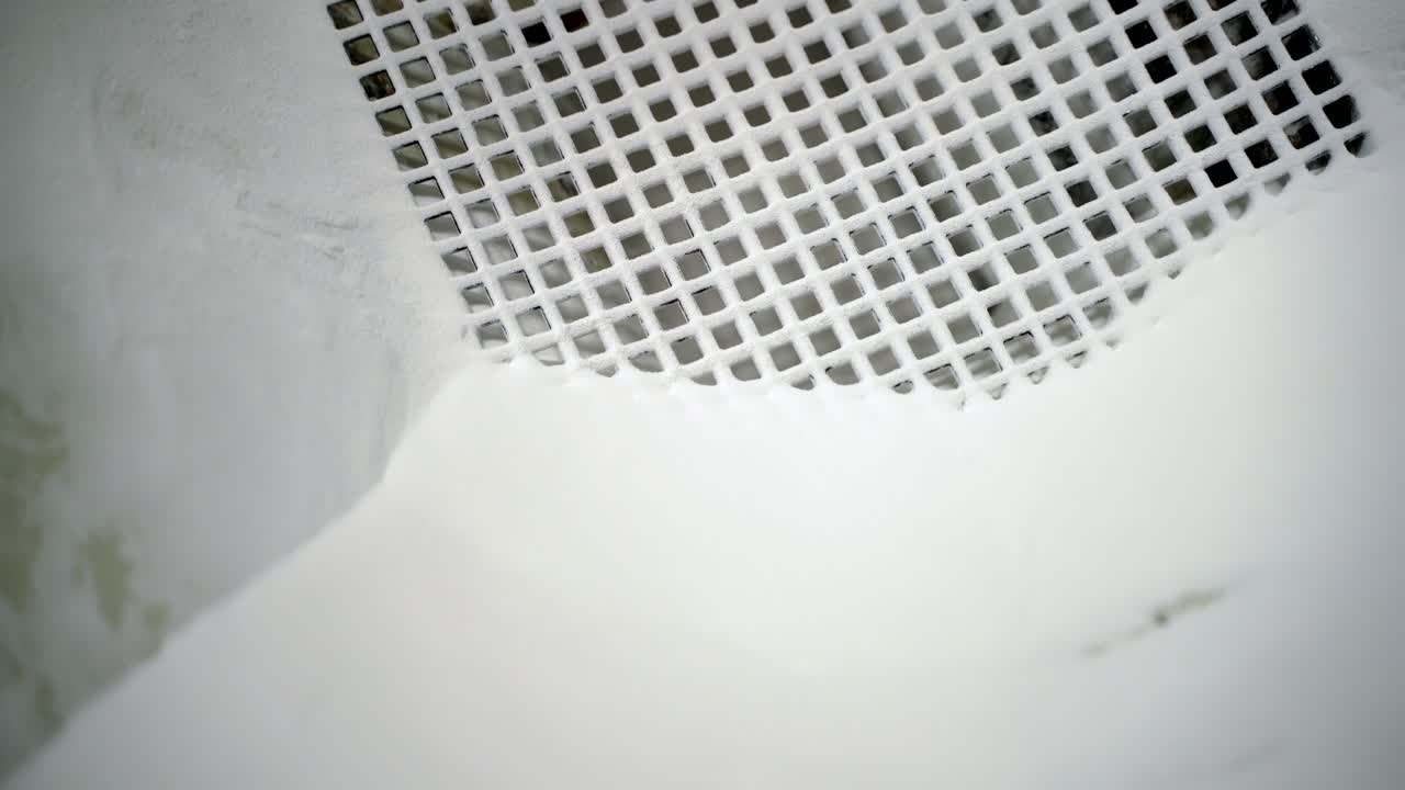 Nærbillede af ekstruderingsproces under plastfremstilling