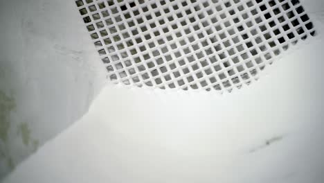 primer plano del proceso de extrusión durante la fabricación de plástico