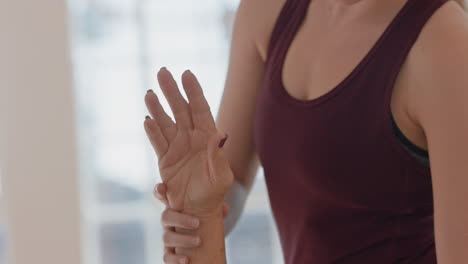 clase de yoga de mujeres maduras sanas que ejercen instructor enseñando postura disfrutando del ejercicio físico matutino en el estudio
