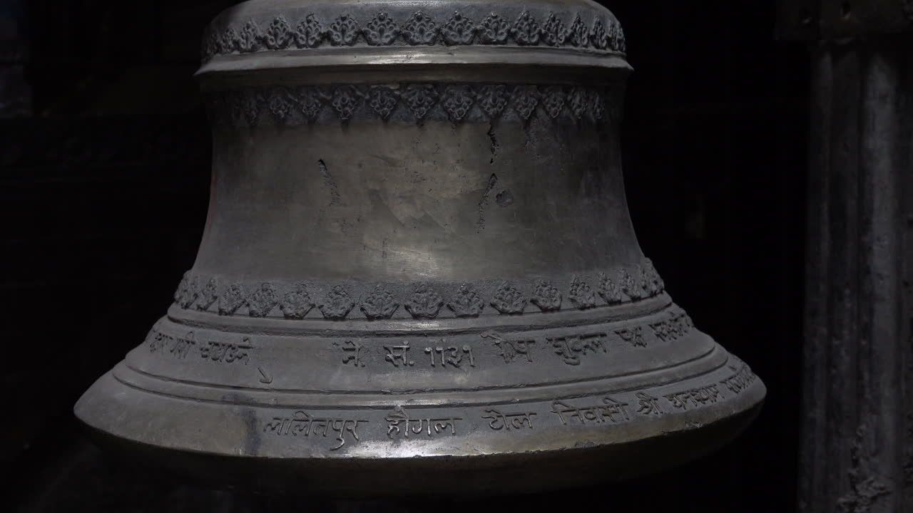 네팔 카트만두 시에 있는 지역 힌두교 사원의 종