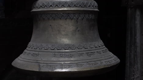 une cloche dans un temple hindou local de la ville de katmandou, népal