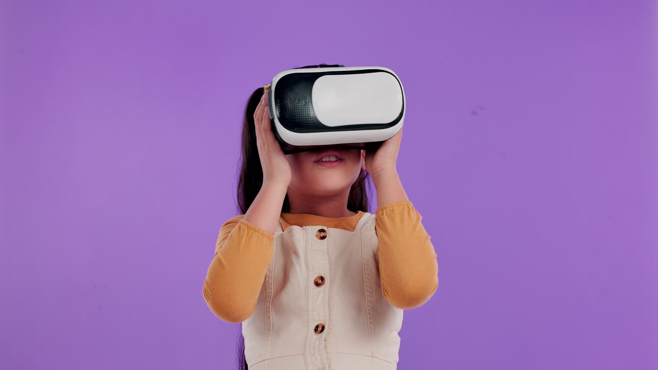 Ragazza che sperimenta la realtà virtuale con visore VR