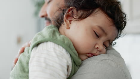 Gesicht-Des-Babys-Und-Schlafend-Auf-Der-Schulter-Des-Vaters